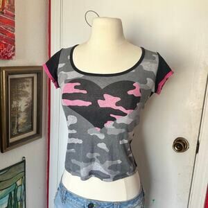 itsus hot pink and black camo vintage graphic shirt